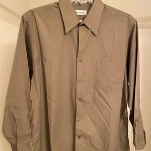 Men’s Van Heusen dress shirt
